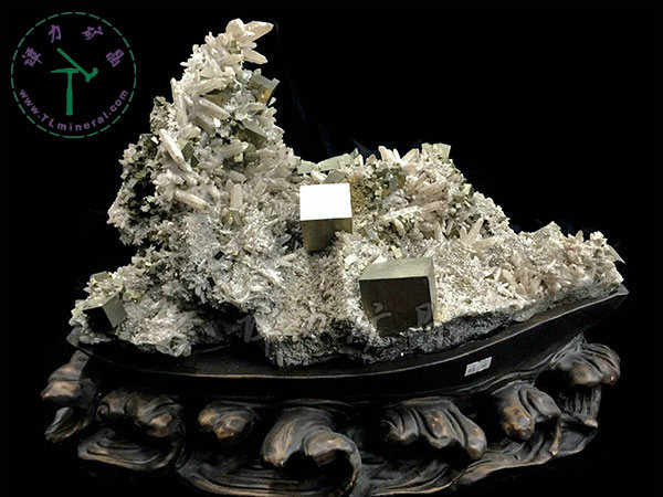 黃鐵礦+水晶（日本律雙晶），43x34x22cm-湖北大冶