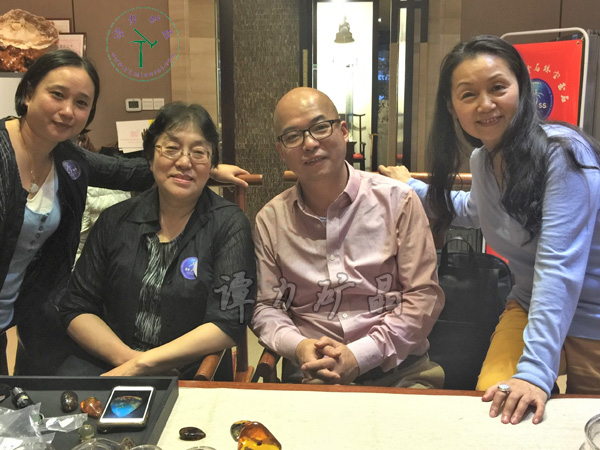 右起：中國(guó)古生物化石保護(hù)基金會(huì)創(chuàng)辦人單華春，譚力，琥珀收藏大家高閣（艾青之女）和她的助手。