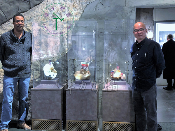 華盛頓國(guó)家自然史博物館Michael-A-Wise邁克爾·懷斯博士（左）向譚力介紹他尋獲的極品碧璽標(biāo)本。
