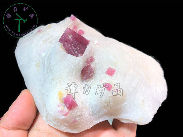尖晶石+大理巖，越南14x12x7,主晶體：2.4x2.4cm